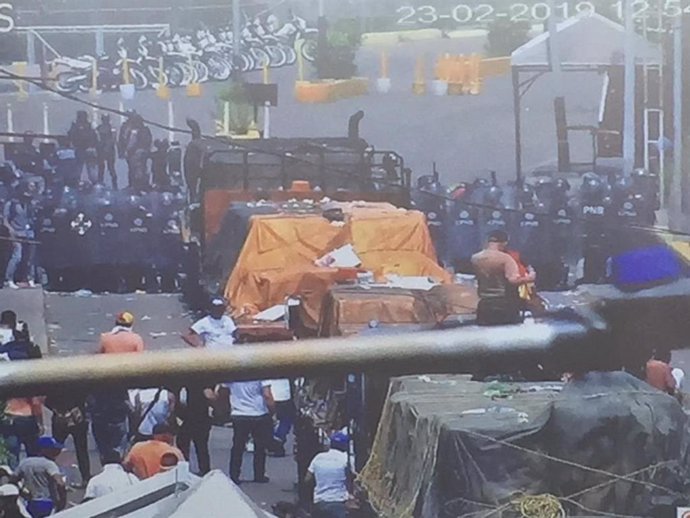 Fuerzas venezolanas impiden el paso del primer camión con ayuda humanitaria envi