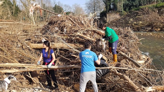 Voluntarios retiran residuos de La Viesca, en Torrelavega