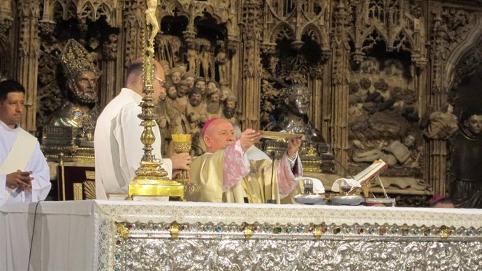 El arzobispo de Zaragoza preside una eucaristía en la catedral de la Seo