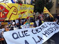 Uns 250 independentistes es concentren durant la visita de Sánchez a la tomba de Machado