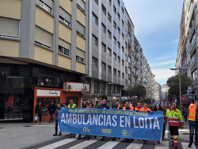 Centenares de trabajadores de ambulancias se manifiestan en Santiago --ARCHIVO