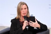 La Unión Europea pide a Maduro que deje entrar la ayuda humanitaria en Venezuela