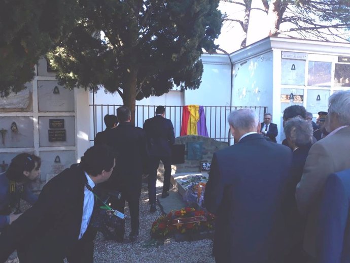 El president del Govern, Pedro Sánchez, visita la tomba de Machado en el 80 a