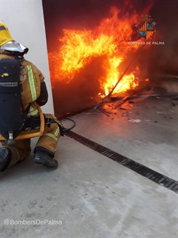 Sofocado un incendio en interior de un garaje de un chalet de Marratxí