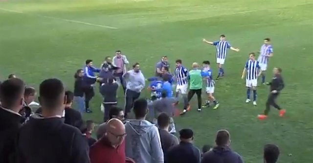 Ultras del Xerez CD saltan al campo para agredir a jugadores del Écija
