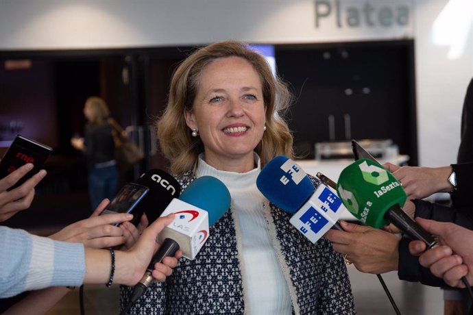 La ministra d'Economia Nadia Calviño atén als mitjans en l'II Digital Futu