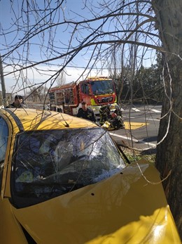 Herido grave un hombre de 70 años tras chocar contra un árbol en la M-118