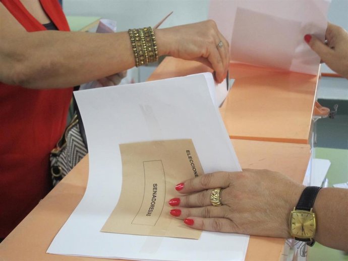 Una señora vota en las elecciones generales