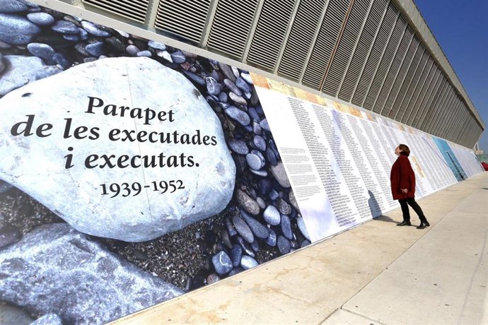 La alcaldesa de Barcelona, Ada Cola, junto al muro memorial