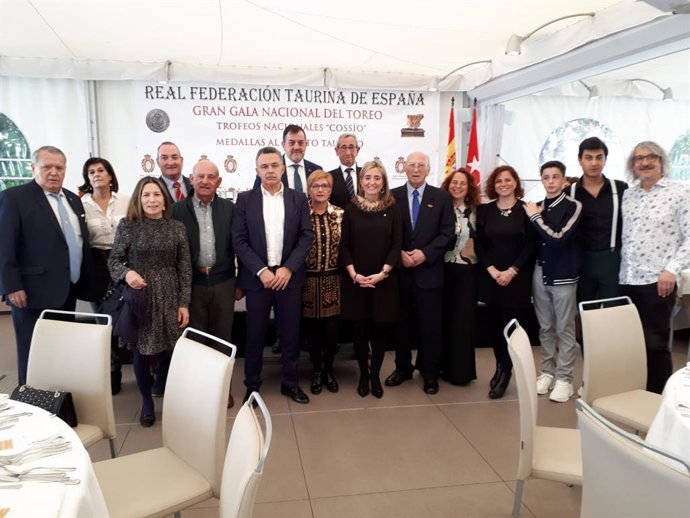 Escobar asiste a la Gran Gala Nacional del Toreo que reconoce a Cristina Maiso c