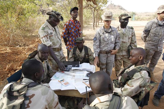 Militares españoles instruyen a soldados malienses.