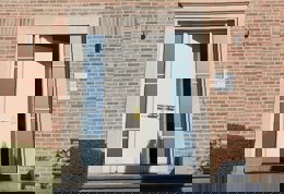 Puerta entreabierta en la casa de Puigdemont durante el acto de Arrimadas