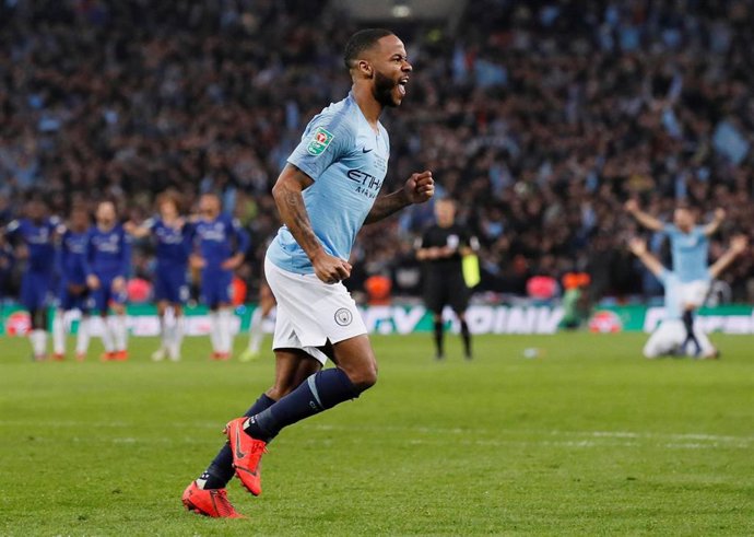 Raheem Sterling celebra un gol con Ee Manchester City