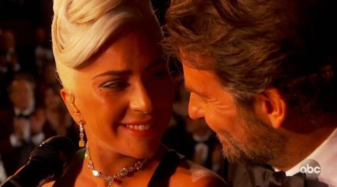 Lady Gaga y Bradley Cooper incendian los Oscars 2019 con su especial actuación d