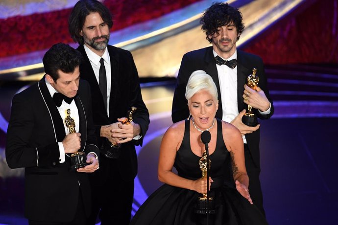 Lady Gaga recoge el Oscar a la mejor canción