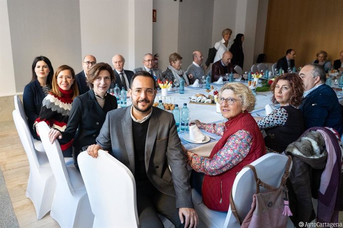 La secretaria de Turismo ofrece su apoyo a los empresarios de La Manga para incr