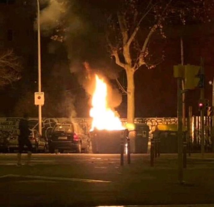 Sucesos.- Detenido un presunto pirómano por quemar 40 contenedores en Barcelona