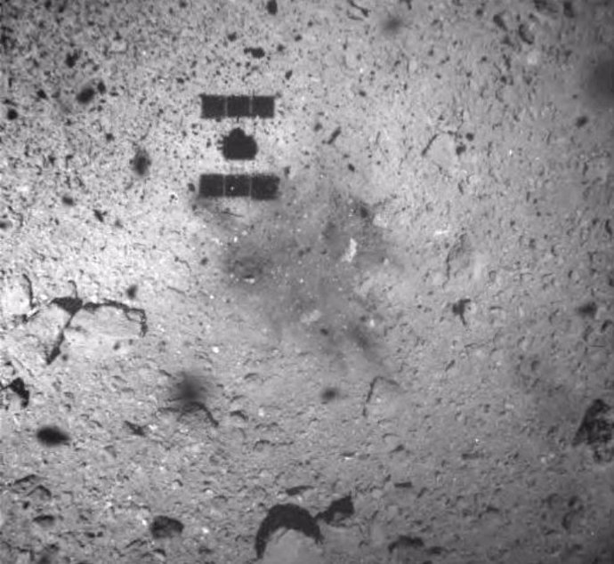 Hayabusa 2 deja sombra y huella en el asteroide Ryugu
