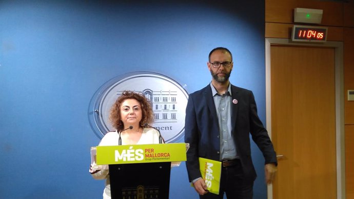 Els diputats de MÉS per Mallorca, Joanaina Campomar i Miquel Gallardo