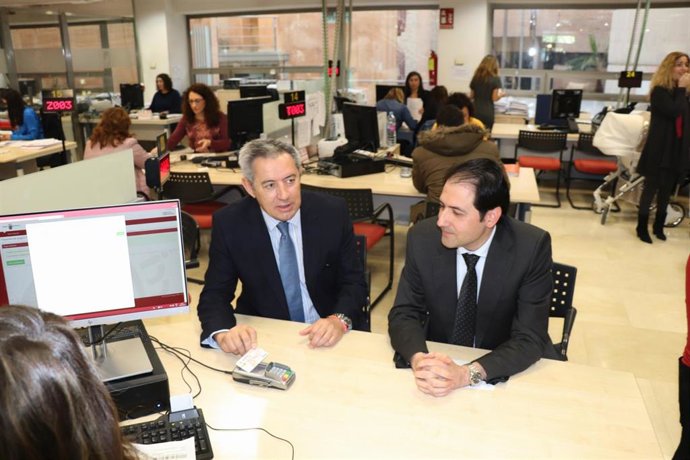 El consejero de Hacienda, Fernando de la Cierva, presenta la pasarela para pagar