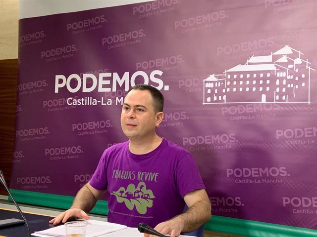 El portavoz de Podemos, Davil Llorente, en rueda de prensa en las Cortes