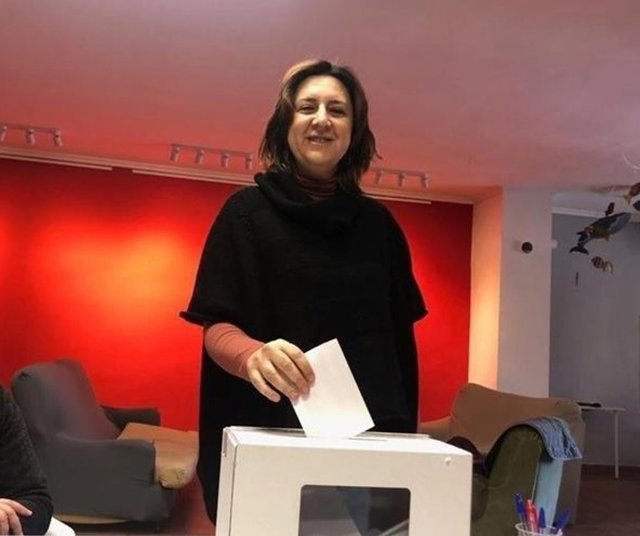 La coordinadora general de EU, Rosa Pérez, en la votación del acuerdo com Podem.