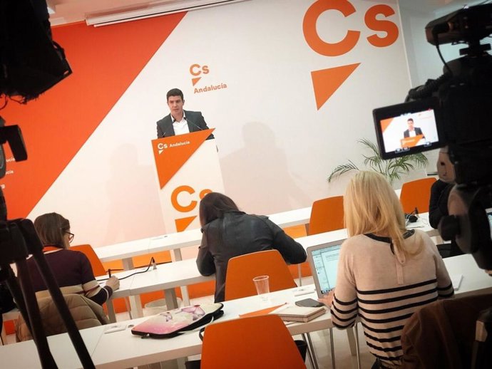 El portavoz parlamentario de Cs, Sergio Romero, en rueda de prensa