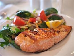 Comida saludable, raciones pequeñas, salmón
