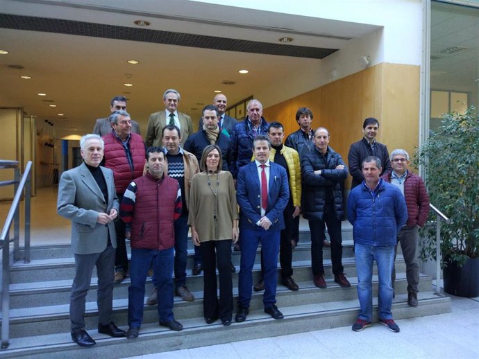 Representantes de los regantes con Milagros Marcos