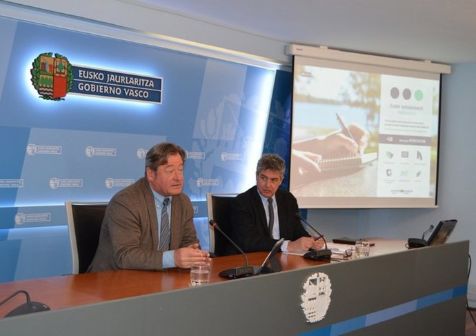 El consejero vasco de Cultura, Bigen Zupiria, y el viceconsejero Joxean Muñoz