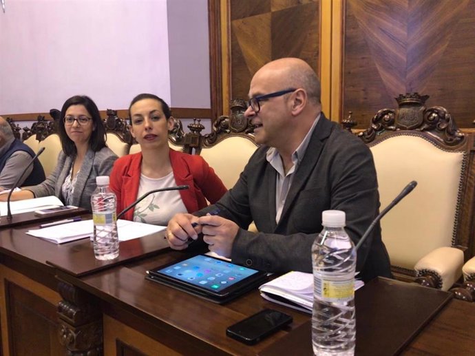 Mercedes Gámez (c) ha defendido la moción sobre la comisión de investigación de 