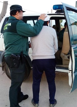 Imagen del detenido, custoriado por la Guardia Civil