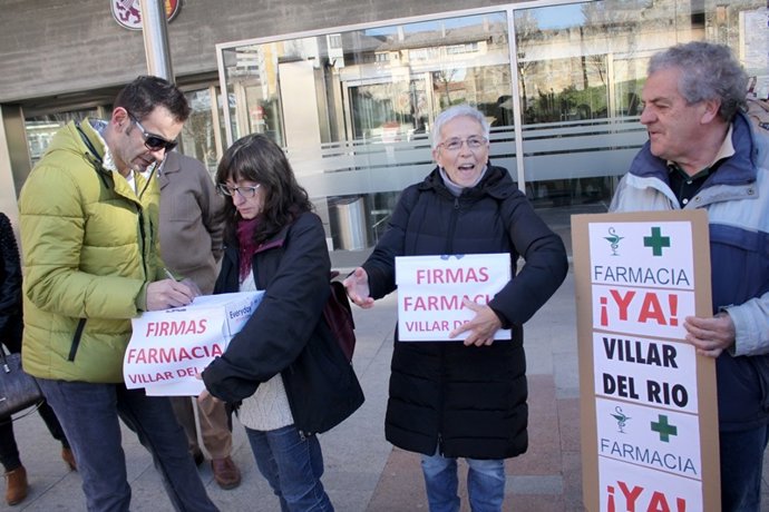 Entregadas a la Junta 4.000 firmas por la reapertura de la farmacia comarcal de 