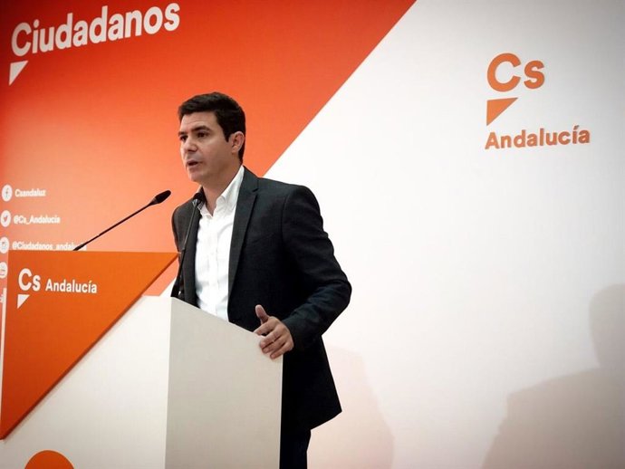 El portavoz parlamentario de Cs, Sergio Romero, en rueda de prensa