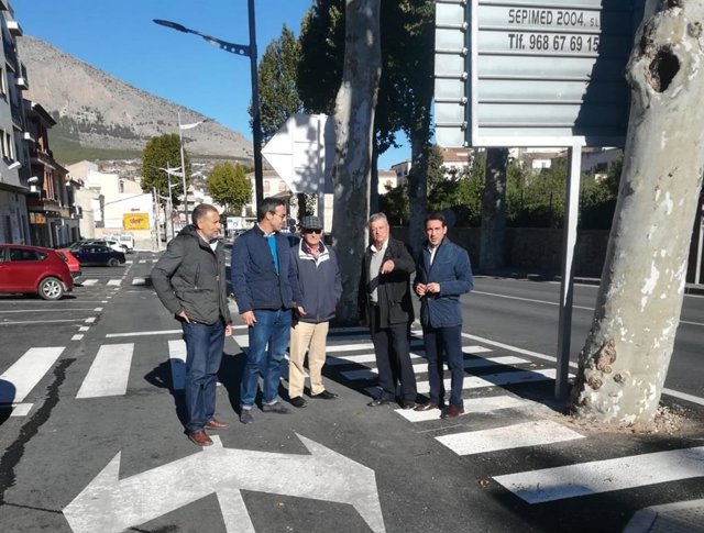 El diputado Óscar Liria visitando las obras en la Avenida de Andalucía.