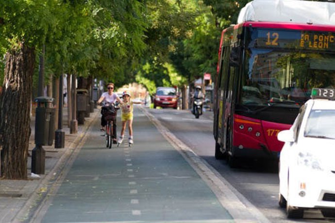 Sevilla.- A Contramano teme la "eliminación" del carril bici de la avenida de la
