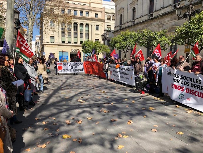 Sevilla.- Concentración ante el Ayuntamiento por el "colapso" de los servicios s