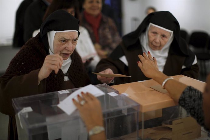 Monjas votan en las elecciones generales de 2015 en Ronda