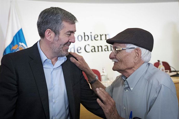 Fernando Clavijo con una persona mayor