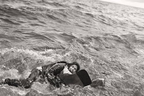 Mujer refugiada y su hijo caen al agua durante desembarco. Lesbos, Grecia 2015