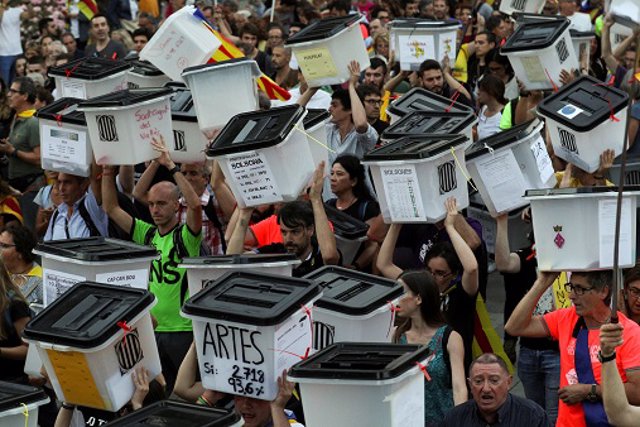 Vacían una urna para el recuento del referéndum del 1-O