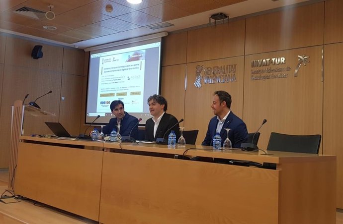 Colomer en el centro de la mesa en el Invattur.