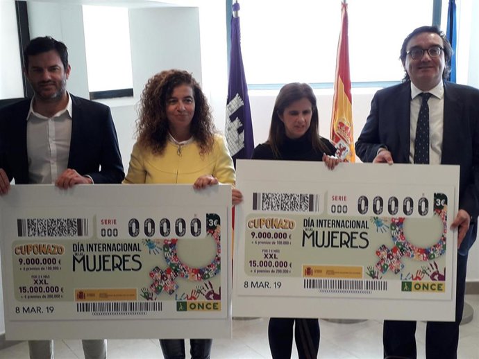 Delegado Territorial de la ONCE en Baleares, Josep Vilaeca, y consellera de Pres