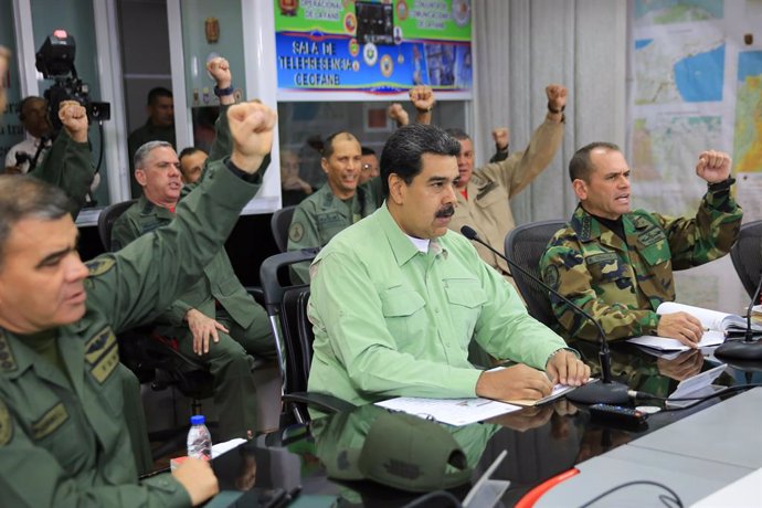 Nicolás Maduro junto a oficiales de la FANB