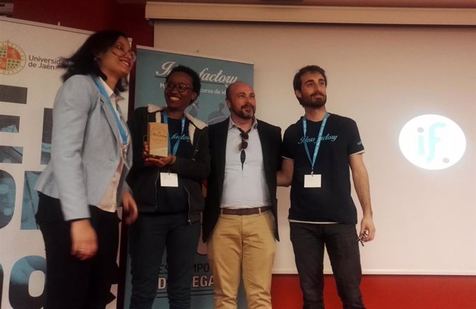 Entrega del premio a los responsables del proyecto Pedal Verde, ganador del  'Id