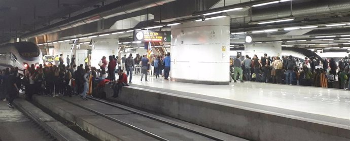 Estudiantes cortan las vias del AVE en la estación de Sants durante la huelga