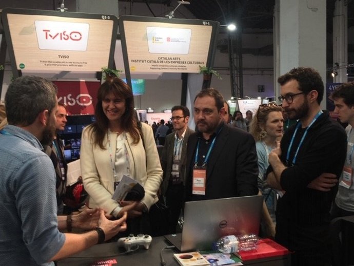 Laura Borrs visita los proyectos del congreso 4FYFN