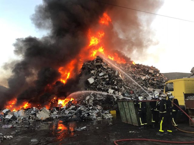 Nueve dotaciones de Bomberos trabajan en la extinción de una montaña de chatarra