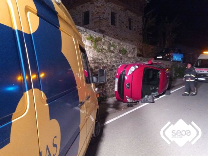 Un herido en un accidente de tráfico tras salir de la vía y volcar en Valdés