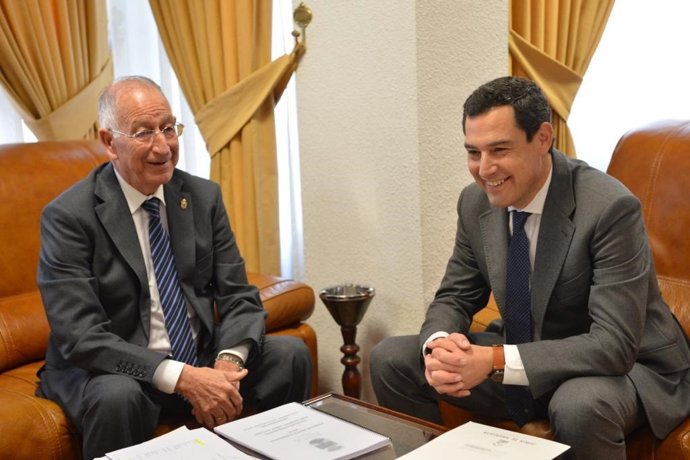 Gabriel Amat y Juanma Moreno, en el Ayuntamiento de Roquetas de Mar